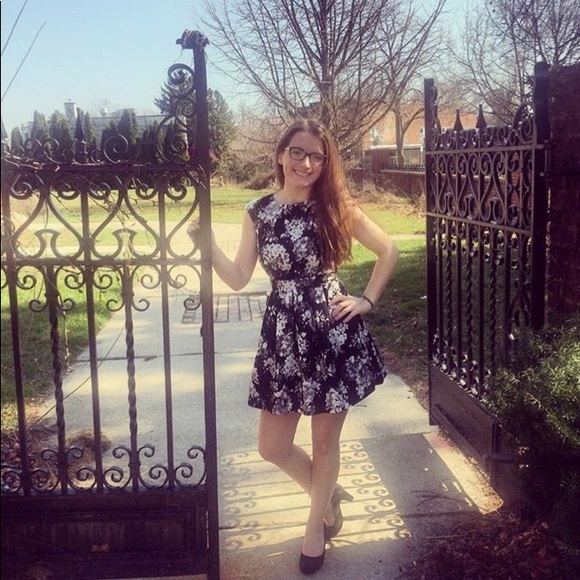 Flattering Black and White Dress perfect for Easter - Picture 2 of 6